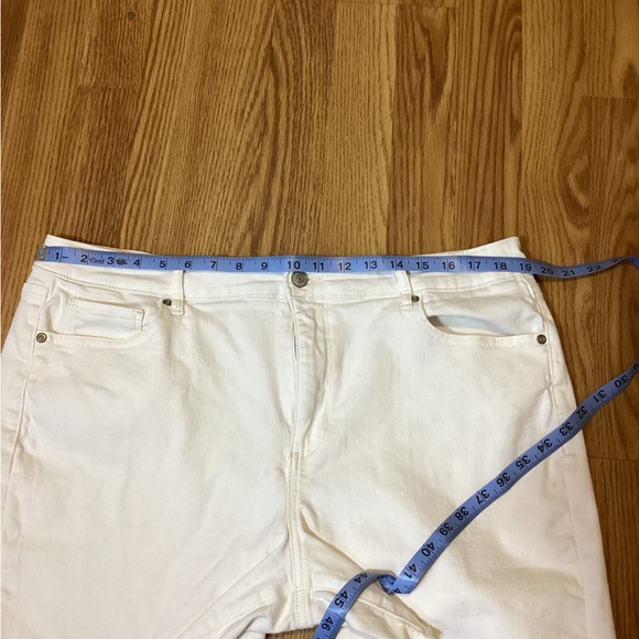 Women’s shorts size 18 color white - Picture 9 of 9